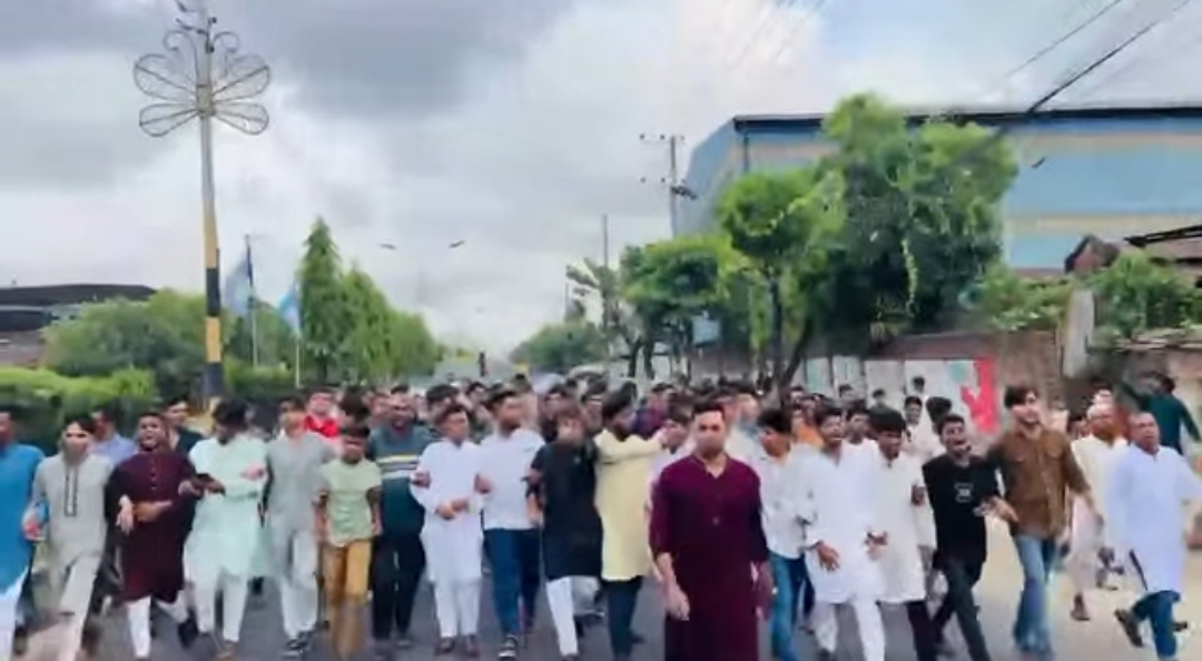 চট্টগ্রামে বিএনপি ও সরকারের বিরুদ্ধে অপপ্রচারের প্রতিবাদে ছাত্রদল নেতা কামরুলের নেতৃত্বে বিক্ষোভ মিছিল