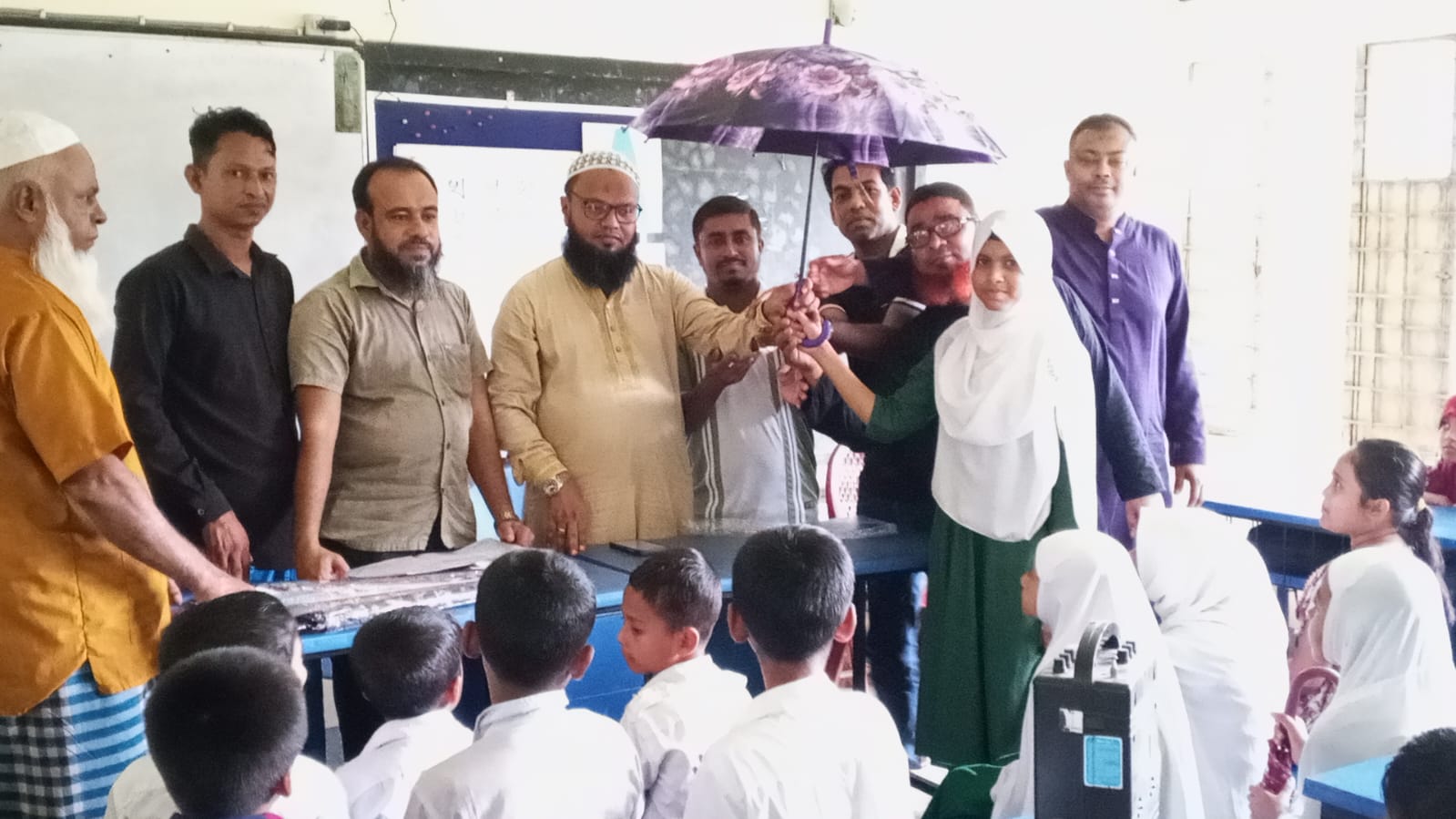 চাটখিল খিলপাড়ায় মেধাবী ও বৃত্তিপ্রাপ্ত শিক্ষার্থীদের মাঝে চেয়ারম্যান প্রার্থী  মহসিন উল্লাহর ছাতা বিতরণ
