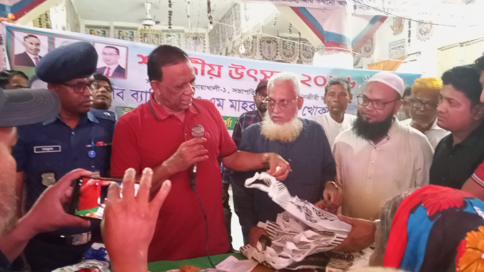চাটখিল পূজা মন্ডপে প্রধানমন্ত্রীর শাড়ি উপহার: ব্যারিস্টার খোকনের উপস্থিতিতে খিলপাড়ার বিভিন্ন পূজা মন্ডপে শাড়ি বিতরণ করেন চেয়ারম্যান প্রার্থী মহসিন উল্লাহ